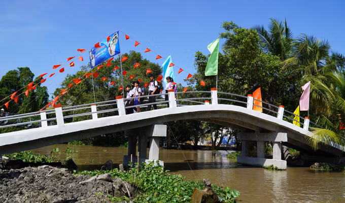 Cầu Kênh Cao Một được đưa vào sử dụng giúp việc đi lại của các em học sinh được dễ dàng, an toàn hơn.