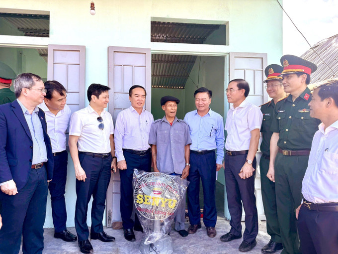Ban Chỉ đạo xóa nhà tạm, nhà dột nát tỉnh Quảng Trị đến thăm và tặng quà chúc mừng các hộ gia đình nghèo ở huyện Hướng Hóa được hỗ trợ xây dựng nhà mới. Ảnh: Nguyên Linh/TTXVN quang-tri3-2306.jpg