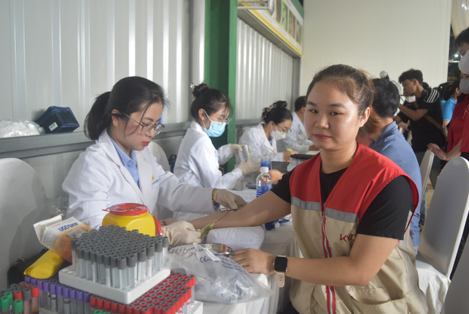 Hơn 300 công nhân lao động được Công ty TNHH Medlatec Đắk Lắk tiến hành xét nghiệp tầm soát ung thư, tư vấn sức khỏe miễn phí nhân Tháng Công nhân 2025. Ảnh: Nguyên Dung/TTXVN Hơn 300 công nhân lao động được Công ty TNHH Medlatec Đắk Lắk tiến hành xét nghiệp tầm soát ung thư, tư vấn sức khỏe miễn phí nhân Tháng Công nhân 2025. Ảnh: Nguyên Dung/TTXVN