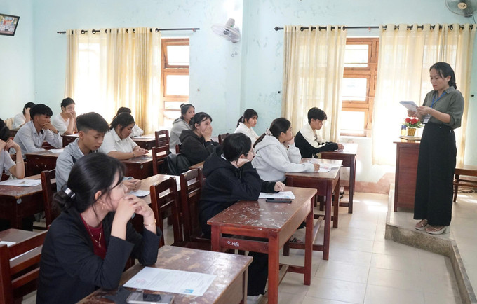 Thí sinh làm thủ tục dự thi tại điểm trường THPT Phạm Phú Thứ (Hòa Vang). Ảnh: Văn Dũng/TTXVN da-nang-2506.jpg