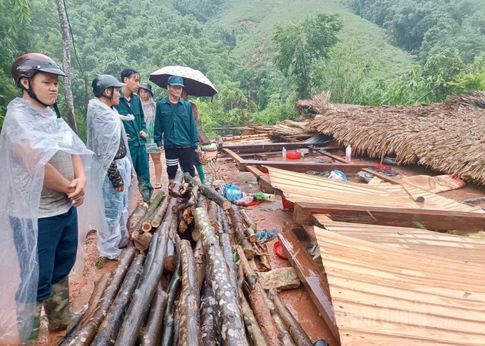 Mưa lốc làm sập hoàn toàn ngôi nhà của ông Hoàng Seo Pao, xã Liên Hiệp, Tuyên Quang. Ảnh baotuyenquang.com.vn tuyen-quang-290925.jpg