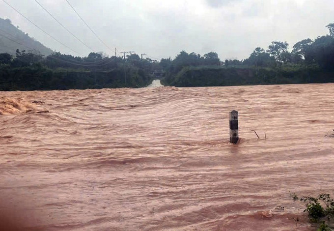 Một điểm cầu tràn nước bị ngập, gây chia cắt tại khu vực miền núi tỉnh Quảng Trị. Ảnh: TTXVN phát quang-tri-2710.jpg