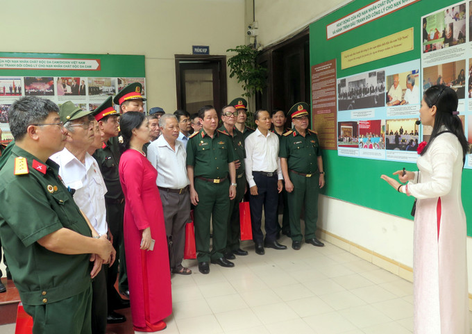 Các đại biểu tham quan triển lãm. bac-giang-280525.jpg