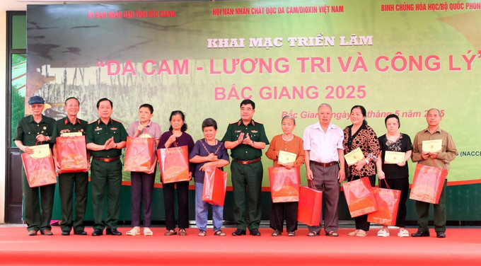 Thiếu tướng Nguyễn Bá Lực, Phó Tổng Tham mưu trưởng Quân đội nhân dân Việt Nam trao quà cho các nạn nhân da cam tỉnh Bắc Giang. bac-giang2-280525.jpg