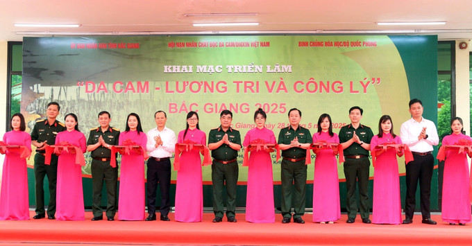 Các đại biểu cắt băng khai mạc triển lãm. bac-giang1-280525.jpg