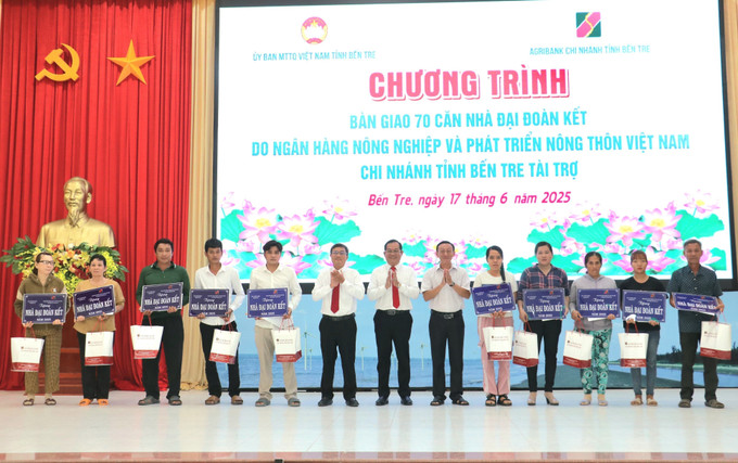 Trao Quyết định tặng nhà cho 19 hộ gia đình của huyện Thạnh Phú. Ảnh: Chương Đài/TTXVN ben-tre-1706.jpg