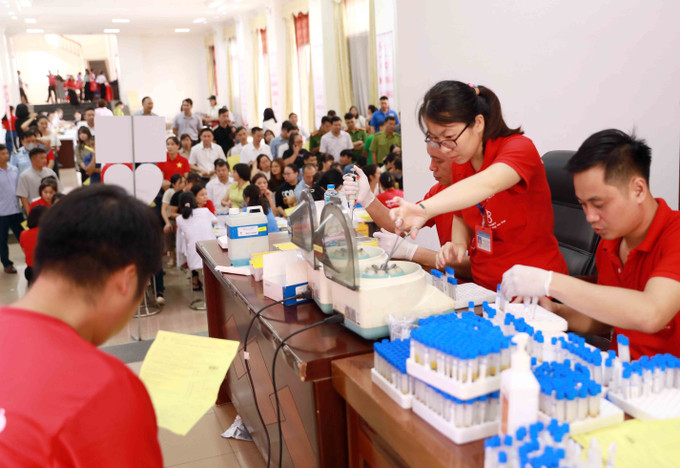 Đông đảo cán bộ nhân viên, người dân trên địa bàn tỉnh Lai Châu tham gia lấy mẫu để xét nghiệm trước khi hiến. Ảnh: Quý Trung/TTXVN lai-chau3-1706.jpg