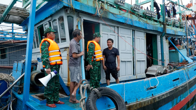 Bộ đội biên phòng Gia Lai tuyên truyền, vận động ngư dân neo đậu tàu thuyền an toàn. gialai01-2110.jpg
