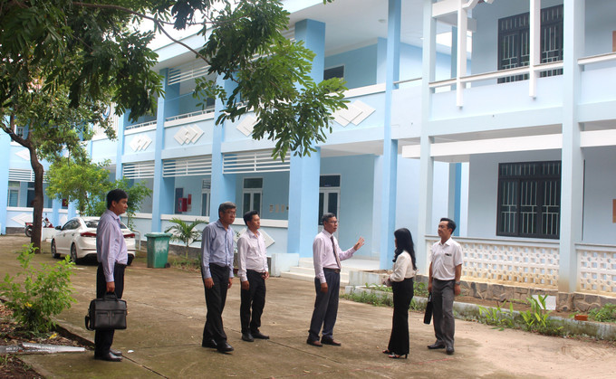 Đoàn công tác của UBND tỉnh Lâm Đồng kiểm tra cơ sở vật chất tại Trường THCS Hàm Cần, xã Hàm Thạnh. lam-dong2-1608.jpg