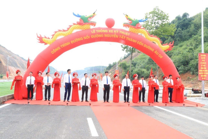 Lãnh đạo tỉnh Yên Bái thực hiện nghị thức cắt băng khánh thành trong niềm hân hoan, phấn khởi của đại biểu và đông đảo nhân dân. yb1-2906.jpg