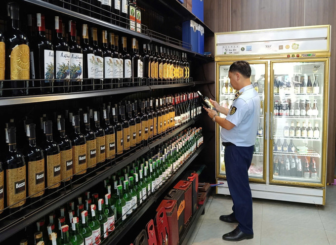Lực lượng Quản lý thị trường tỉnh Gia Lai tăng cường công tác kiểm tra nhằm ngăn chặn và phát hiện sớm các trường hợp gian lận thương mại và kinh doanh hàng giả, hàng nhái. Ảnh: Quang Thái/TTXVN gia-lai-1707.jpg