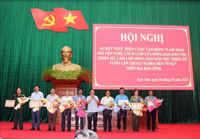 Chủ tịch UBND tỉnh Kon Tum Lê Ngọc Tuấn tặng Bằng khen cho 10 tập thể có thành tích xuất sắc. kon-tum-060525.jpg