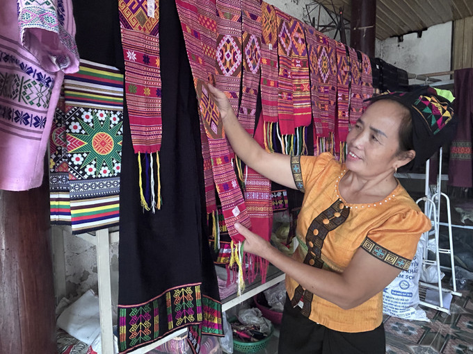 Bảo tồn và gìn giữ nghề dệt thổ cẩm ở xã Môn Sơn, tỉnh Nghệ An.