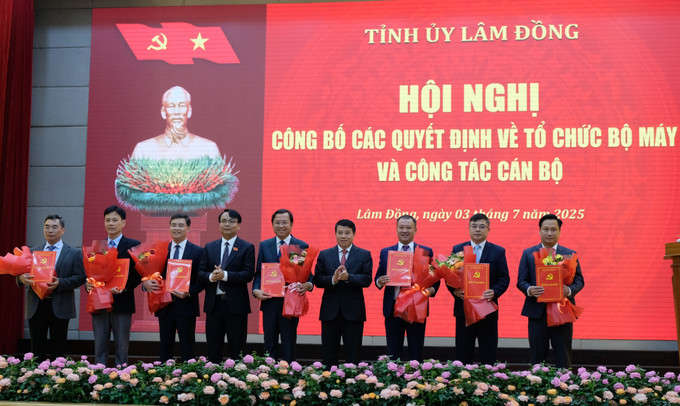 Ông Y Thanh Hà Niê Kđăm, Bí thư Tỉnh ủy Lâm Đồng, trao quyết định điều động, bổ nhiệm trưởng các cơ quan tham mưu, giúp việc của Tỉnh ủy. Ảnh: Nguyễn Dũng/TTXVN lam-dong-0307.jpg