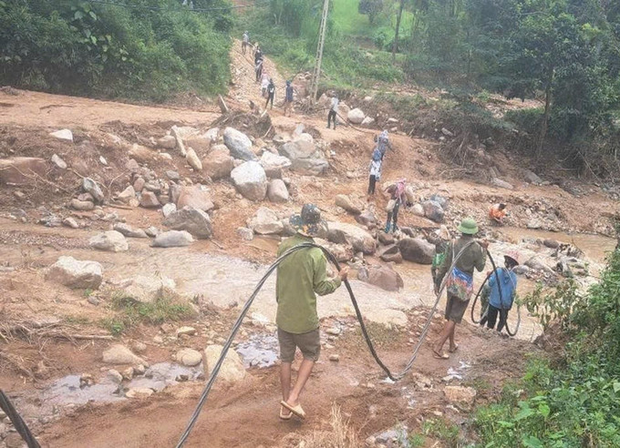 Công ty Điện lực Sơn La nỗ lực cấp điện trở lại cho khách hàng vùng thiên tai khu vực Sông Mã - Sốp Cộp. Ảnh: TTXVN phát son-la-0708.jpg