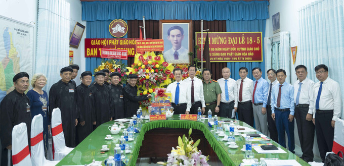 Bí thư Tỉnh ủy An Giang Lê Hồng Quang cùng đoàn công tác tặng hoa chúc mừng Ban Trị sự Trung ương Giáo hội Phật giáo Hòa Hảo. hoa-hao2-1106.jpg