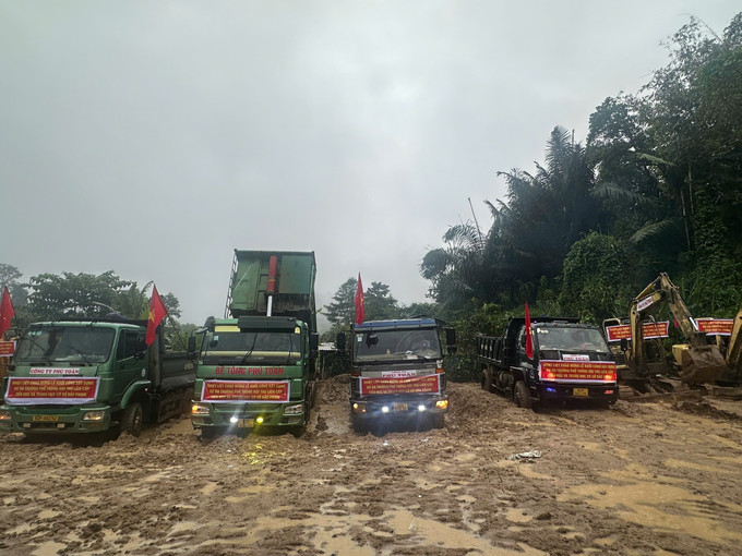 Phương tiện, máy móc được tập trung để triển khai dự án.