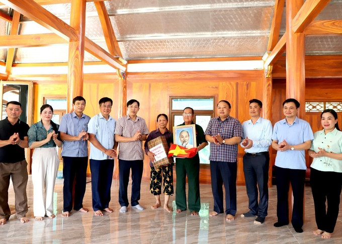Chủ tịch UBND tỉnh Hà Giang Phan Huy Ngọc và các đại biểu động viên, tặng quà và chúc mừng gia đình ông Nguyễn Viết Đôn ở xã Đồng Yên, huyện Bắc Quang, khánh thành ngôi nhà mới. Ảnh: Kim Tiến/TTXVN phát ha-giang1-1405.jpg