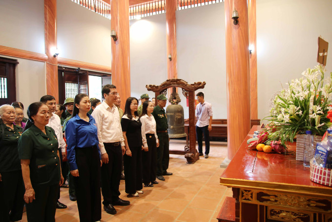 Các đại biểu dâng hương tại Nhà tưởng niệm các liệt sĩ thanh niên xung phong ở Khu di tích lịch sử Ngã ba Cò Nòi. son-la3-1507.jpg