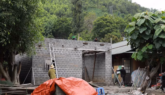 Nhờ chương trình, gia đình anh Thào A Vềnh ở bản Pá Bon, xã Nậm Pì, huyện Nậm Nhùn đã xây được ngôi nhà kiên cố. Ảnh: Quý Trung/TTXVN