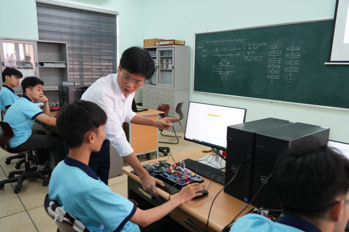 Trường Cao đẳng Kỹ thuật công nghiệp Việt Nam – Hàn Quốc luôn đổi mới đào tạo kỹ thuật để thu hút học sinh, đáp ứng yêu cầu hội nhập. Ảnh: Bích Huệ/TTXVN nghe-an-176.jpg