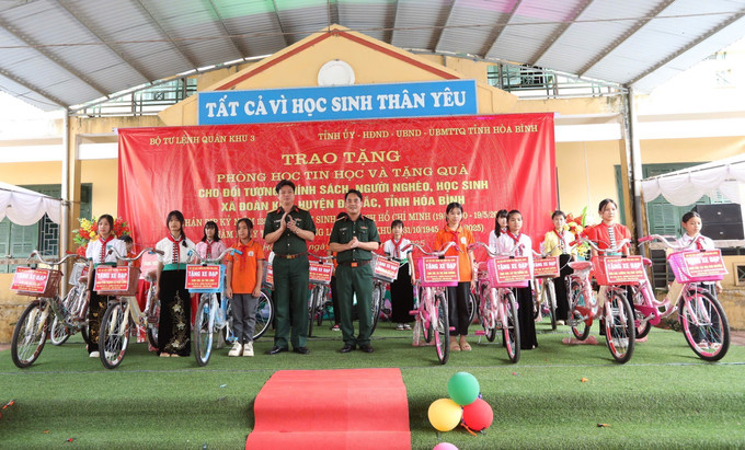 Đại diện Bộ Chỉ huy Quân sự tỉnh Hoà Bình tặng 15 xe đạp cho học sinh nghèo học giỏi trường Tiểu học và Trung học cơ sở Đoàn Kết, huyện Đà Bắc. Ảnh: Trọng Đạt/TTXVN Đại diện Bộ Chỉ huy Quân sự tỉnh Hoà Bình tặng 15 xe đạp cho học sinh nghèo học giỏi trường Tiểu học và Trung học cơ sở Đoàn Kết, huyện Đà Bắc. Ảnh: Trọng Đạt/TTXVN