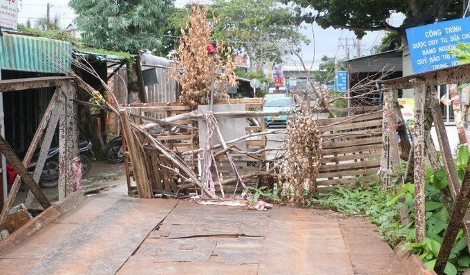 Chính quyền địa phương đã rào chắn không cho phương tiện di chuyển qua cầu. Ảnh: Tuấn Phi/TTXVN can-tho3-1707.jpg
