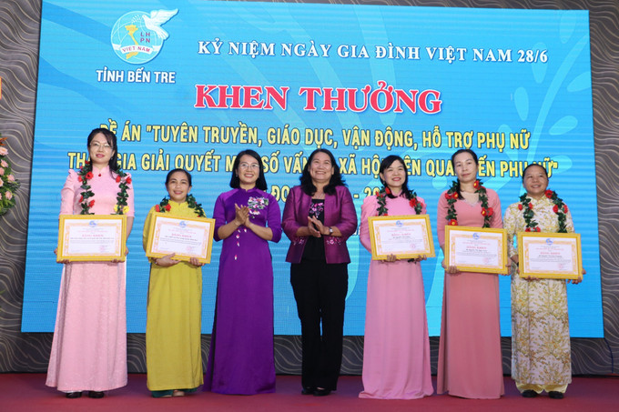 Biểu dương, khen thưởng các tập thể, cá nhân có nhiều đóng góp trong Đề án Tuyên truyền, giáo dục, vận động, hỗ trợ phụ nữ tham gia giải quyết một số vấn đề xã hội liên quan đến phụ nữ giai đoạn 2017-2027 (Đề án 938). Ảnh: Chương Đài/TTXVN ben-tre1-1306.jpg