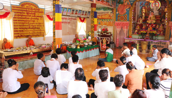 Đồng bào Khmer tham gia tụng kinh cầu siêu tại chùa 14.000 (ấp 5, xã Vĩnh Tường). can-tho3-230925.jpg