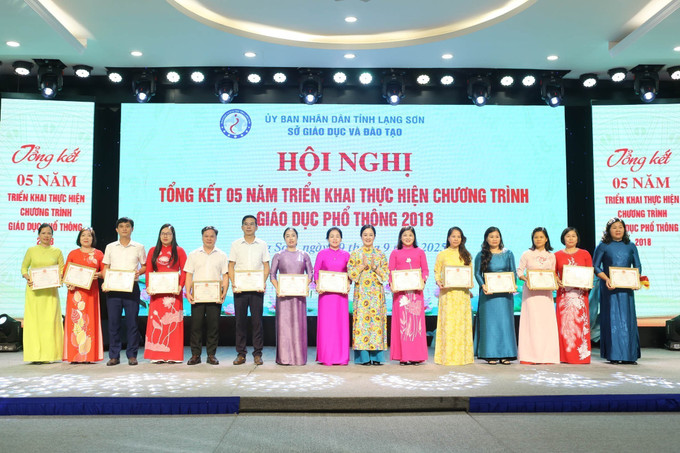 Trao Giấy khen của Giám đốc Sở Giáo dục và Đào tạo tỉnh Lạng Sơn cho các tập thể có thành tích tiêu biểu trong triển khai, thực hiện Chương trình Giáo dục phổ thông 2018. lang-son3-190925.jpg