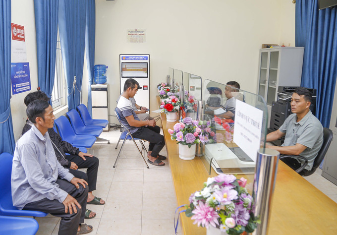 Người dân đến làm thủ tục tại Trung tâm phục vụ hành chính công xã biên giới Nậm Kè, tỉnh Điện Biên. Ảnh: Trung Kiên/TTXVN sin-man2-2107.jpg
