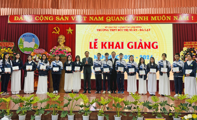 Ban tổ chức trao học bổng cho học sinh vượt khó của Trường Trung học phổ thông Bùi Thị Xuân (phường Xuân Hương – Đà Lạt, Lâm Đồng) trong Lễ khai giảng năm học mới. Ảnh: Nguyễn Dũng/TTXVN lam-dong-0509.jpg
