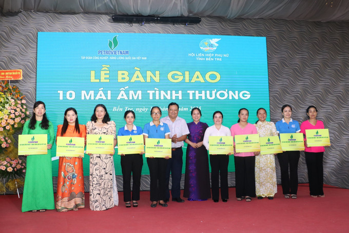 Báo Nhân dân vận động trao tặng 10 Mái ấm tình thương cho hội viên, phụ nữ nghèo, khó khăn về nhà ở trên địa bàn tỉnh Bến Tre. Ảnh: Chương Đài/TTXVN ben-tre5-1306.jpg