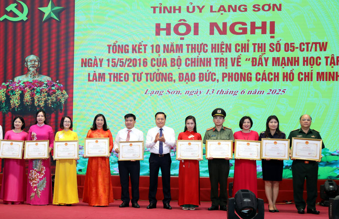 Trao Bằng khen của Chủ tịch UBND tỉnh Lạng Sơn cho các tập thể, cá nhân có thành tích xuất sắc trong “Học tập và làm theo tư tưởng, đạo đức, phong cách Hồ Chí Minh”, giai đoạn 2016-2025. Ảnh: Văn Đạt/TTXVN lang-son3-1306.jpg