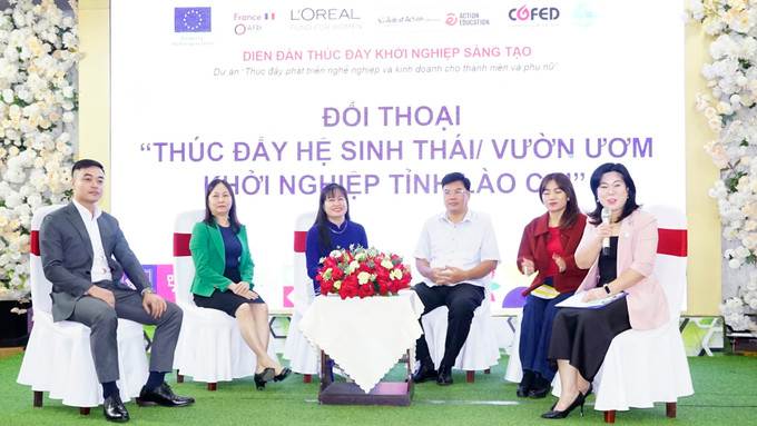 Tại diễn đàn, nội dung tọa đàm “Khởi nghiệp sáng tạo - Cơ hội và thách thức cho phụ nữ Lào Cai” thu hút sự tham gia sôi nổi của các doanh nghiệp trẻ. Ảnh: TTXVN phát khoi-nghiep-2510.jpg