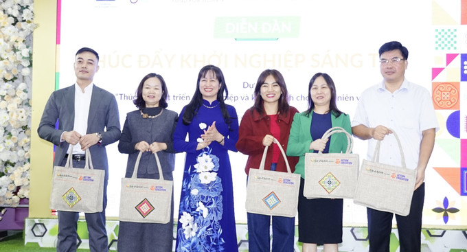 Chủ tịch Hội Liên hiệp Phụ nữ Việt Nam tỉnh Lào Cai Đinh Minh Hà tặng quà cho các đơn vị đồng hành. Ảnh: TTXVN phát khoi-nghiep2-2510.jpg