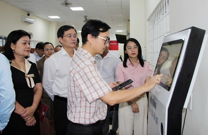 Đoàn công tác của tỉnh Đắk Lắk kiểm tra công tác vận hành thử nghiệm mô hình hoạt động chính quyền địa phương cấp xã (mới) tại phường Buôn Hồ. Ảnh: TTXVN phát dak-lak1-2506.jpg