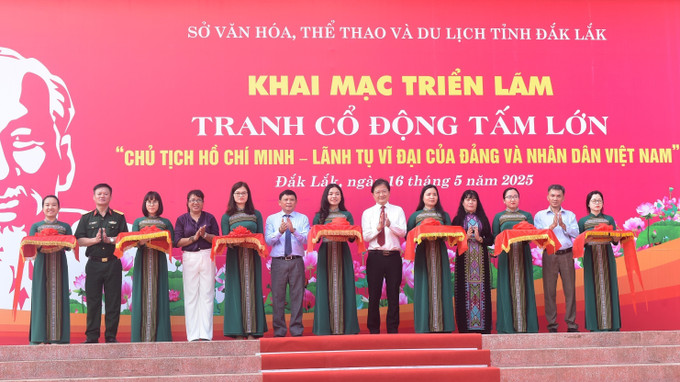 Các đại biểu cắt băng khai mạc Triển lãm. Ảnh: Nguyên Dung/TTXVN anhdl1-1605.jpg