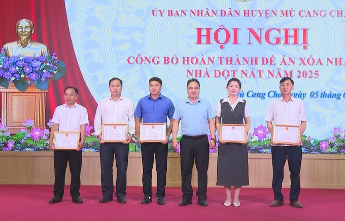 Bí thư Huyện ủy Mù Cang Chải Giàng A Câu tặng Giấy khen cho các tập thể. Ảnh:TTXVN phát mucangchai2-050625.jpg