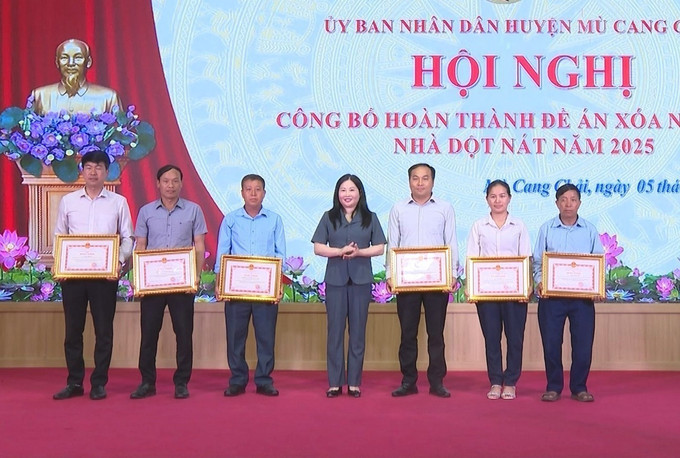 Phó Chủ tịch UBND tỉnh Yên Bái Vũ Thị Hiền Hạnh tặng Bằng khen cho 6 tập thể có thành tích xuất sắc trong thực hiện Đề án xóa nhà tạm, nhà dột nát trên địa bàn huyện Mù Cang Chải năm 2025. Ảnh: TTXVN phát mucangchai1-050625.jpg