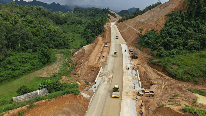 Nhà thầu tiến hành lu lèn một số phân đoạn cao tốc Đồng Đăng - Trà Lĩnh tại nút giao IC01 (Km0+400) thuộc địa phận xã Hoàng Văn Thụ, tỉnh Lạng Sơn. Ảnh: TTXVN phát lang-son2-1109.jpg
