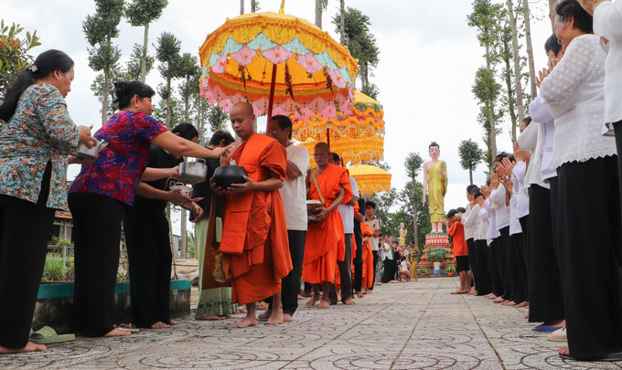 Đồng bào Khmer xã Vĩnh Tường thực hiện nghi thức đặt bát dâng thức ăn đến chư tăng. can-tho2-230925.jpg