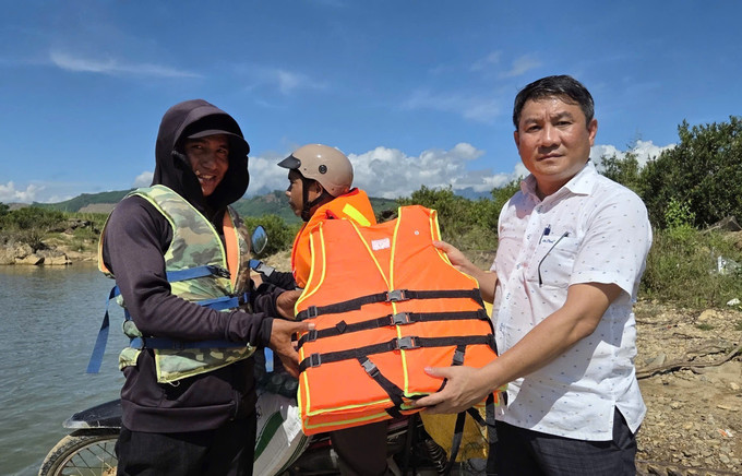 Lãnh đạo UBND xã Sơn Hạ tặng áp phao cho chủ ghe tại bến đò Chàm Rao, xã Sơn Hạ. quang-ngai1-1510.jpg