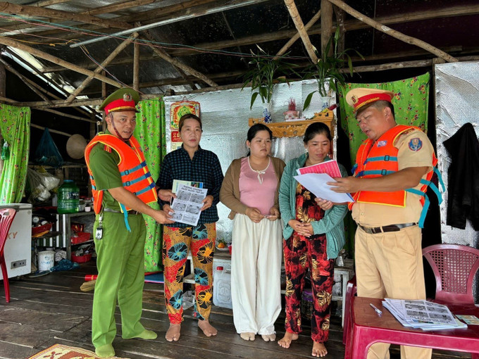 Công an tỉnh Đắk Nông tuyên truyền, phòng chống đuối nước cho các hộ dân. Ảnh: TTXVN phát Công an tỉnh Đắk Nông tuyên truyền, phòng chống đuối nước cho các hộ dân. Ảnh: TTXVN phát