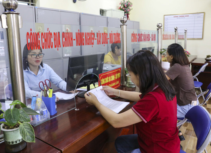 Người dân đến làm thủ tục hành chính tại Trung tâm phục vụ hành chính công xã Sam Mứn (Điện Biên). Người dân đến làm thủ tục hành chính tại Trung tâm phục vụ hành chính công xã Sam Mứn (Điện Biên).