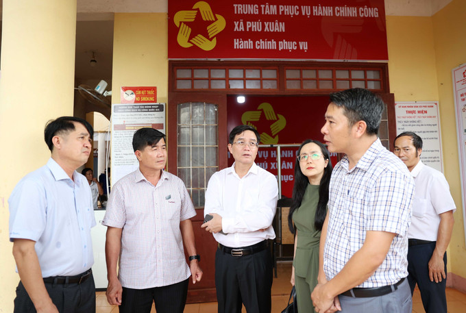 Đoàn công tác của tỉnh Đắk Lắk kiểm tra công tác vận hành thử nghiệm mô hình hoạt động chính quyền địa phương cấp xã (mới) tại xã Phú Xuân. Ảnh: Hoài Thu/TTXVN dak-lak3-2506.jpg