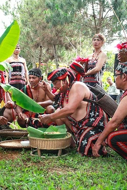 Người Cơ Tu gửi lời tạ ơn thần núi, thần rừng