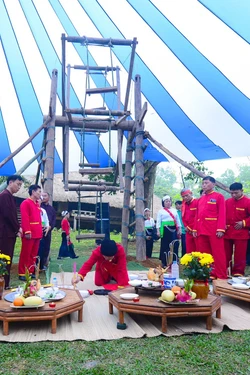 Lần đầu công chúng Thủ đô được trải nghiệm hội Ví đu của người Mường Phú Thọ