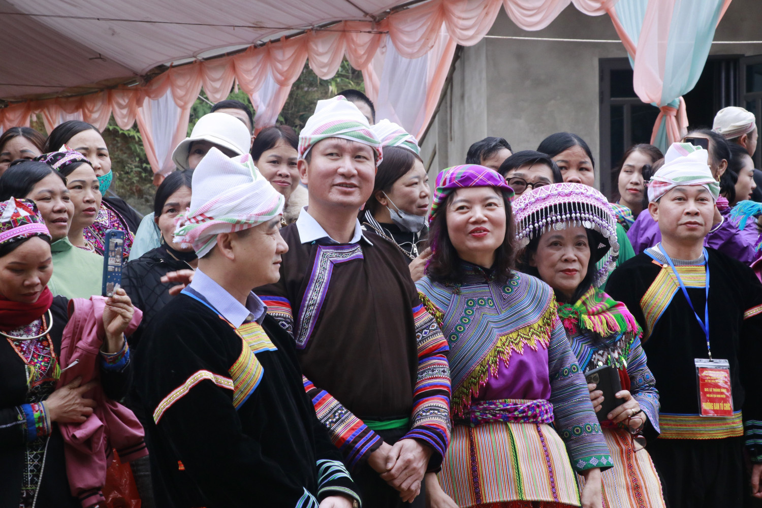 potal-loi-the-giu-rung-cua-nguoi-mong-giua-dai-ngan-na-hau-78776581.jpg