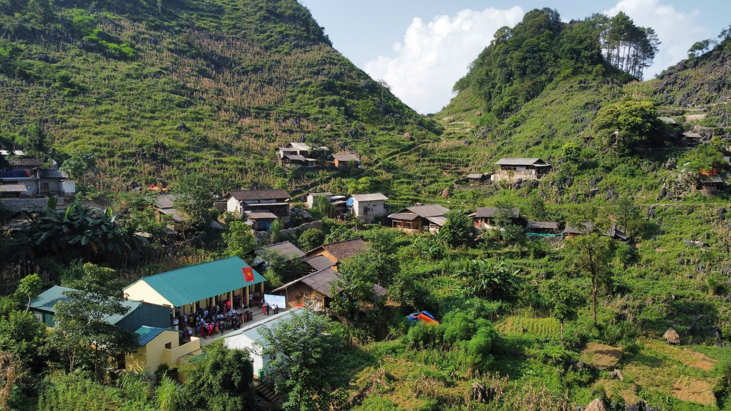potal-van-hoa-soi-duong-doc-dao-phien-cho-tinh-khau-vai-7359792.jpg